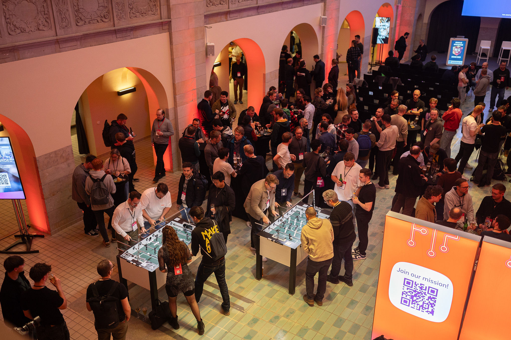 Community Party mit Kicker und Karaoke