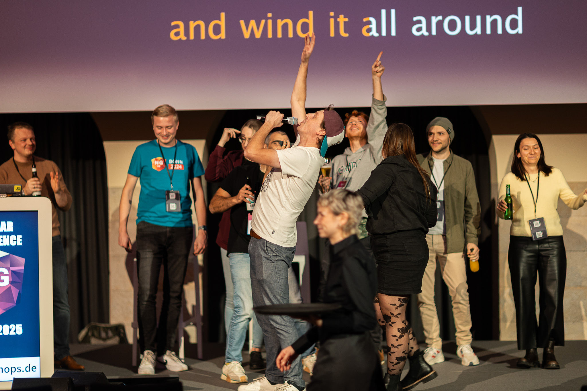 Community Party mit Kicker und Karaoke